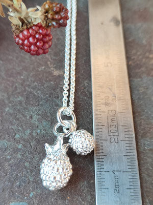 Beeren Anhänger mit zwei Beeren