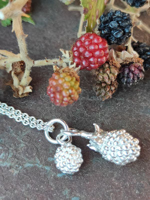 Beeren Anhänger mit zwei Beeren