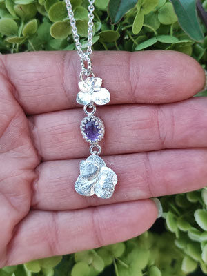 Hortensien Anhänger mit zwei Blüten und einem Amethyst