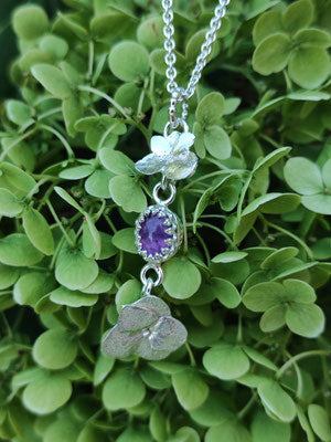 Hortensien Anhänger mit zwei Blüten und einem Amethyst