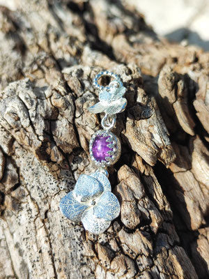 Hortensien Anhänger mit zwei Blüten und einem Amethyst