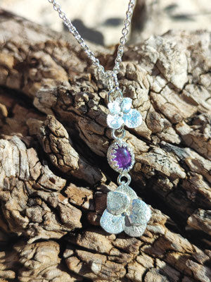 Hortensien Anhänger mit zwei Blüten und einem Amethyst
