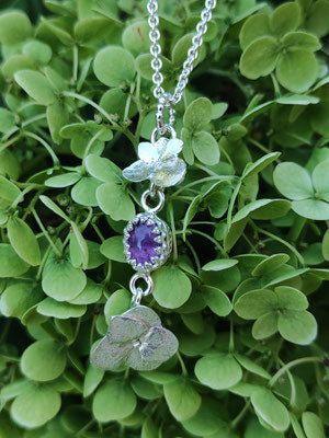 Hortensien Anhänger mit zwei Blüten und einem Amethyst