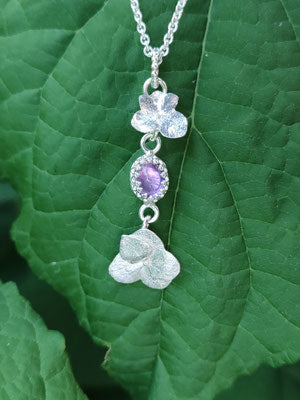 Hortensien Anhänger mit zwei Blüten und einem Amethyst