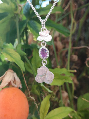 Hortensien Anhänger mit zwei Blüten und einem Amethyst