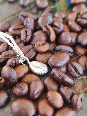 Echte Kaffebohnen in Silber gegossen  925 Silber  Handgefertigt in meinem Atelier  Naturabguss der echten Kaffeebohne  Länge kompletter Ohrhänger 25 mm
