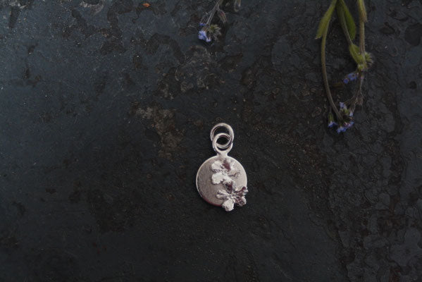 Talisman Anhänger mit 2 Vergissmeinnicht Blüten