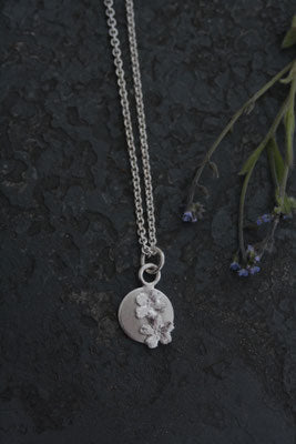 Talisman Anhänger mit 2 Vergissmeinnicht Blüten