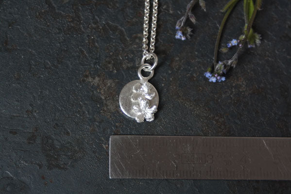 Talisman Anhänger mit 2 Vergissmeinnicht Blüten