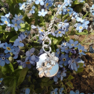 Talisman Anhänger mit 2 Vergissmeinnicht Blüten