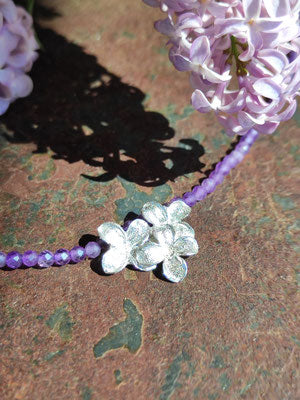 Zartes Fliederblüten Collier mit Amethyst