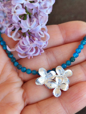 Zartes Fliederblüten Collier mit Apatit