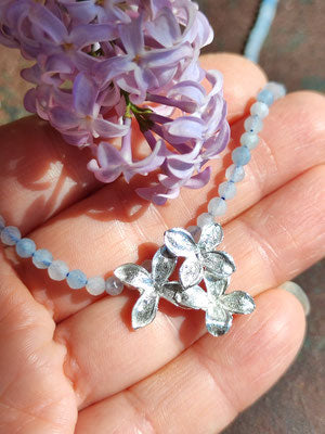 Zartes Fliederblüten Collier mit Aquamarin