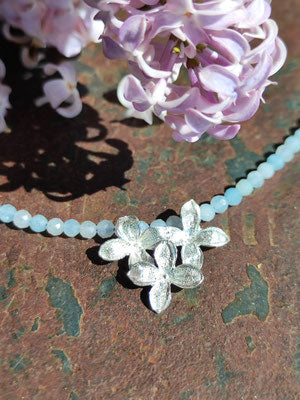 Zartes Fliederblüten Collier mit Aquamarin