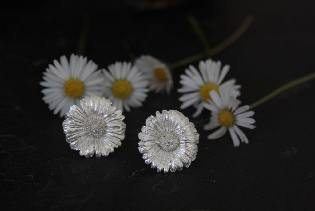 Set Nr. 6 Gänseblümchen Ohrstecker und Armreif