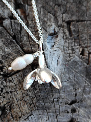 Grosser Schneeglöckchen Anhänger mit barocker Perle