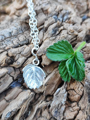 Mini Erdbeer Blatt Anhänger mit Karabiner