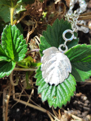 Mini Erdbeer Blatt Anhänger mit Karabiner