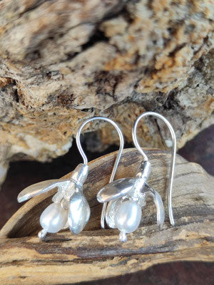 Schneeglöckchen Ohrhänger mit Süsswasserperle in der Blüte