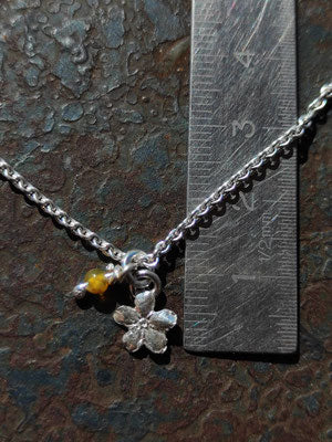 Vergissmeinnicht Anhänger mit Geburtsstein Opal (Oktober)