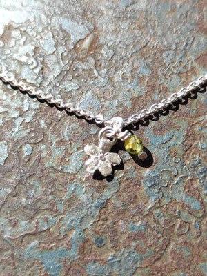 Vergissmeinnicht Anhänger mit Geburtsstein Peridot (August)