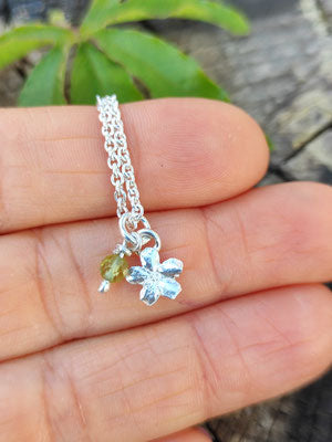 Vergissmeinnicht Anhänger mit Geburtsstein Peridot (August)