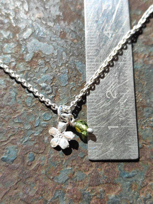 Vergissmeinnicht Anhänger mit Geburtsstein Peridot (August)