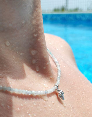 Mini Muschel an einer Aquamarin Kette
