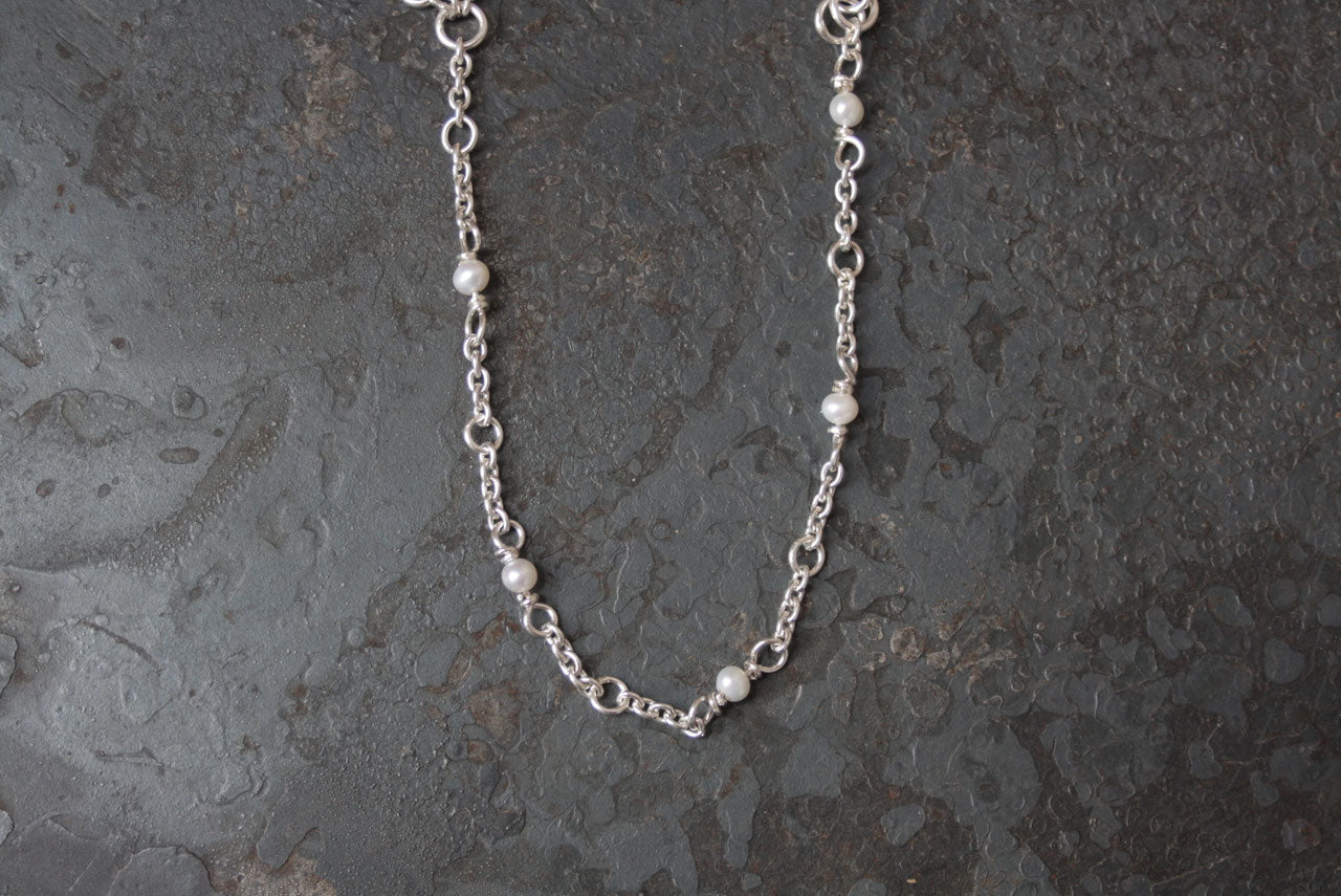 Einfaches Bettelarmband mit Perlen