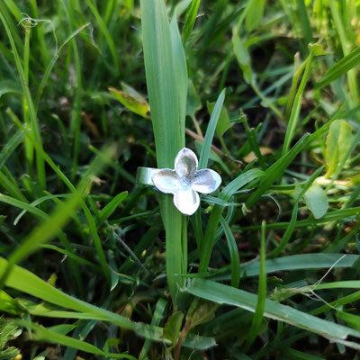 Flieder Blüten Ring mit breiter Ringschiene