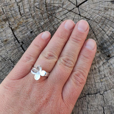 Flieder Blüten Ring mit breiter Ringschiene