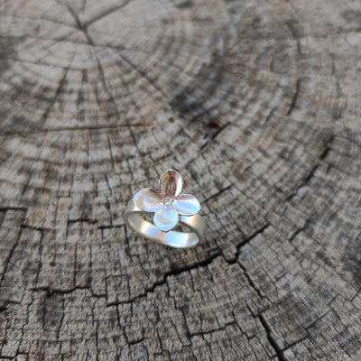 Flieder Blüten Ring mit breiter Ringschiene