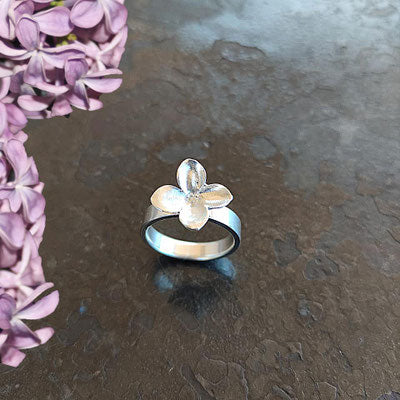 Flieder Blüten Ring mit breiter Ringschiene