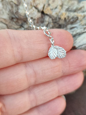 Mini Brombeerenblatt Anhänger mit Karabiner