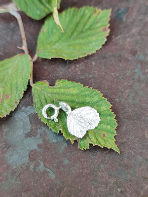 Mini Brombeerenblatt Anhänger mit Karabiner