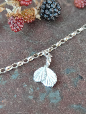 Mini Brombeerenblatt Anhänger mit Karabiner