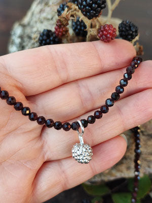 Granat Kette mit Brombeere