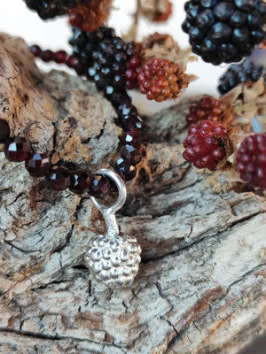Granat Kette mit Brombeere