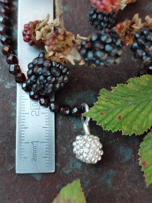 Granat Kette mit Brombeere