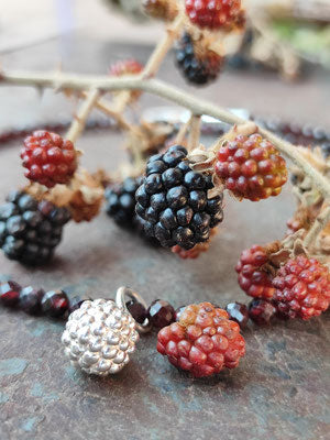 Granat Kette mit Brombeere