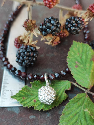 Granat Kette mit Brombeere