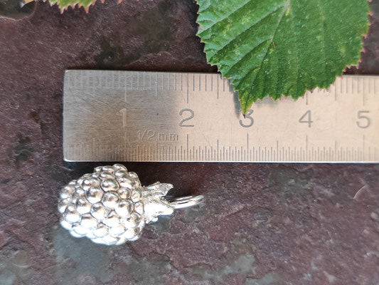 Großer Beeren Anhänger mit kleiner Öse