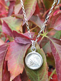 Talisman Anhänger mit Beere und Blatt