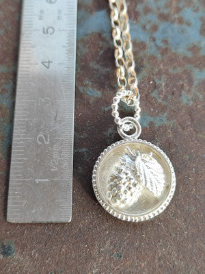 Talisman Anhänger mit Beere und Blatt