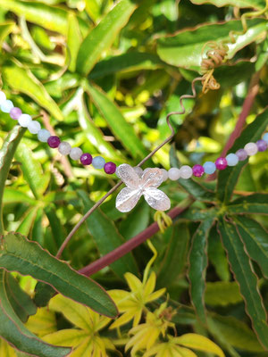 Farbenfrohe Edelstein Kette mit zarter Hortensien Blüte