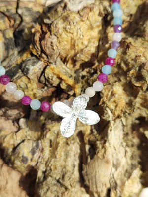 Farbenfrohe Edelstein Kette mit zarter Hortensien Blüte