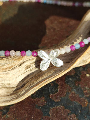 Farbenfrohe Edelstein Kette mit zarter Hortensien Blüte