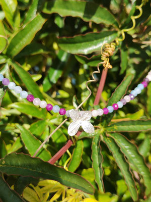 Farbenfrohe Edelstein Kette mit zarter Hortensien Blüte