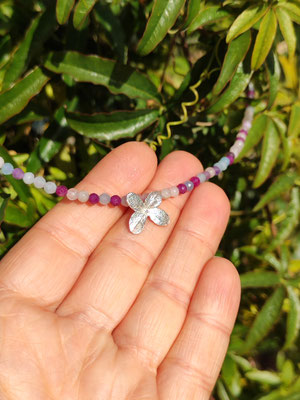 Farbenfrohe Edelstein Kette mit zarter Hortensien Blüte