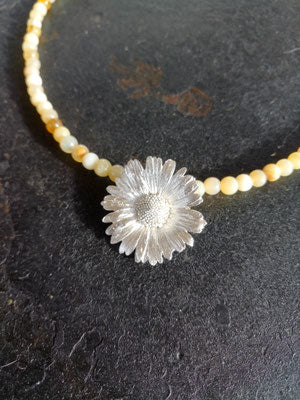 Gänseblümchen Collier mit gelbem Opal